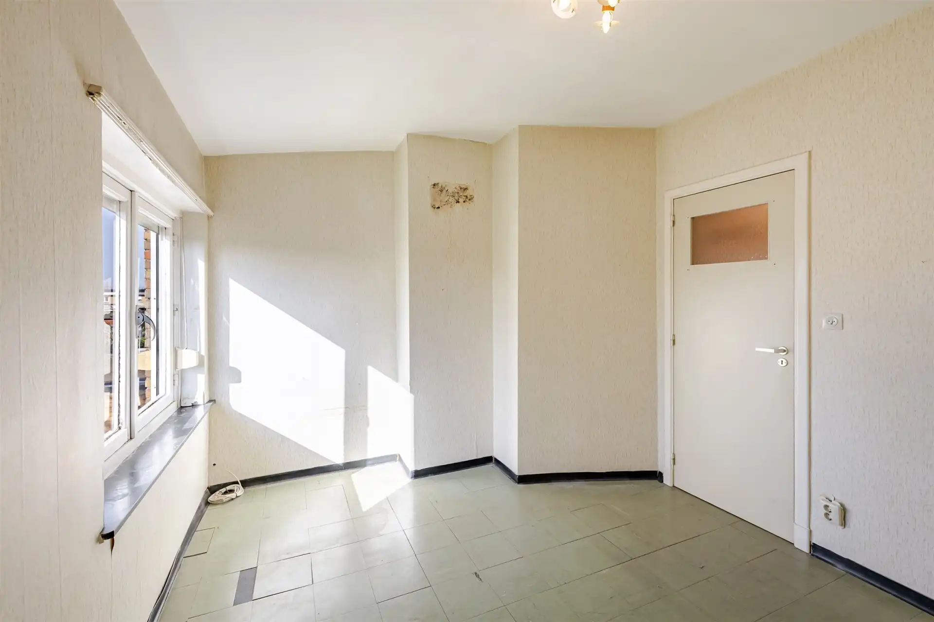 Te renoveren woning met 4 slpk en tuin foto 14