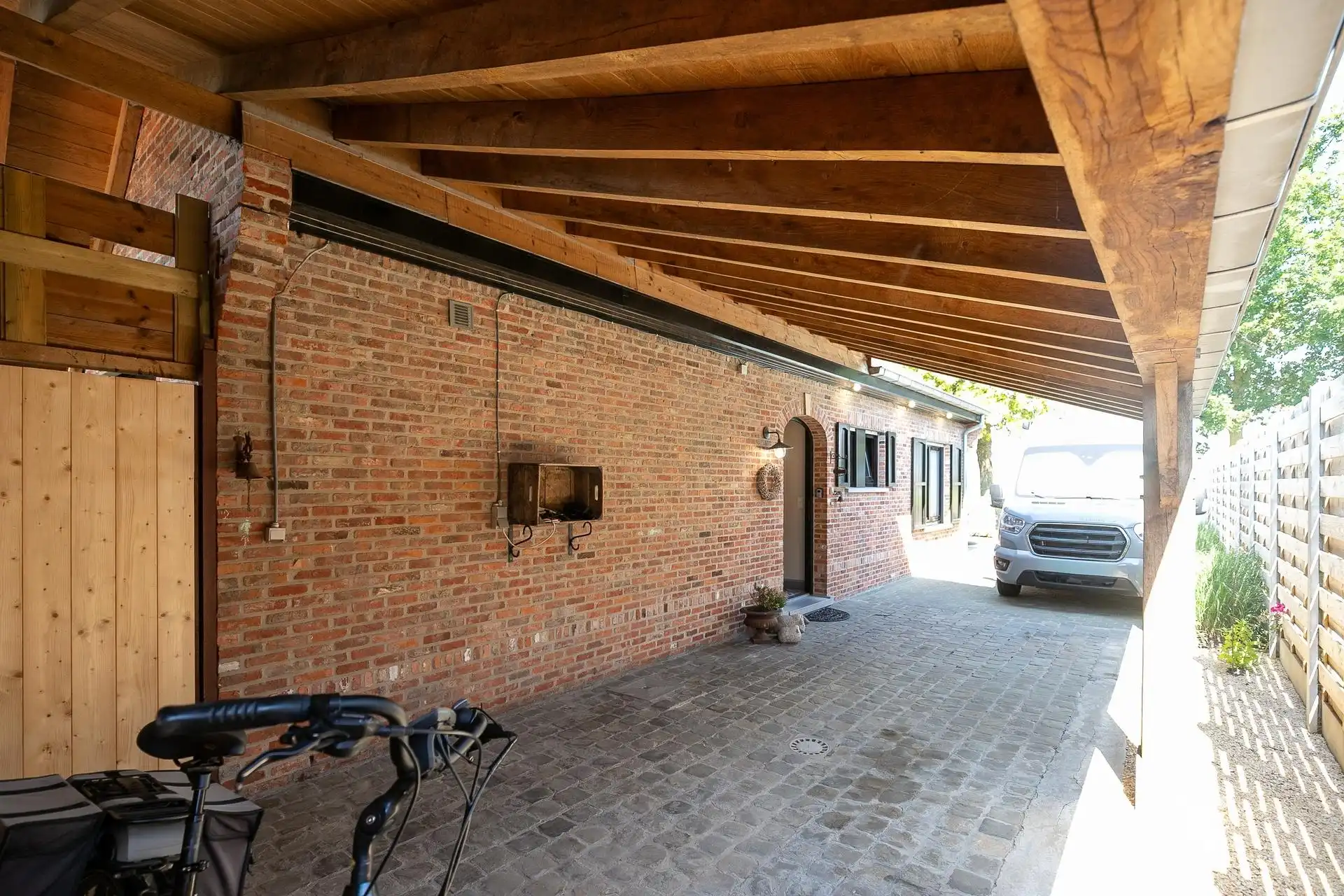 Zeer verzorgde, instapklare, volledig gerenoveerde open bebouwing met 5 slaapkamers. foto 19