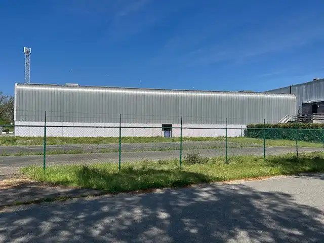 MULTIFUNCTIONEEL RUIM EN HOOG BEDRIJFSPAND foto 2