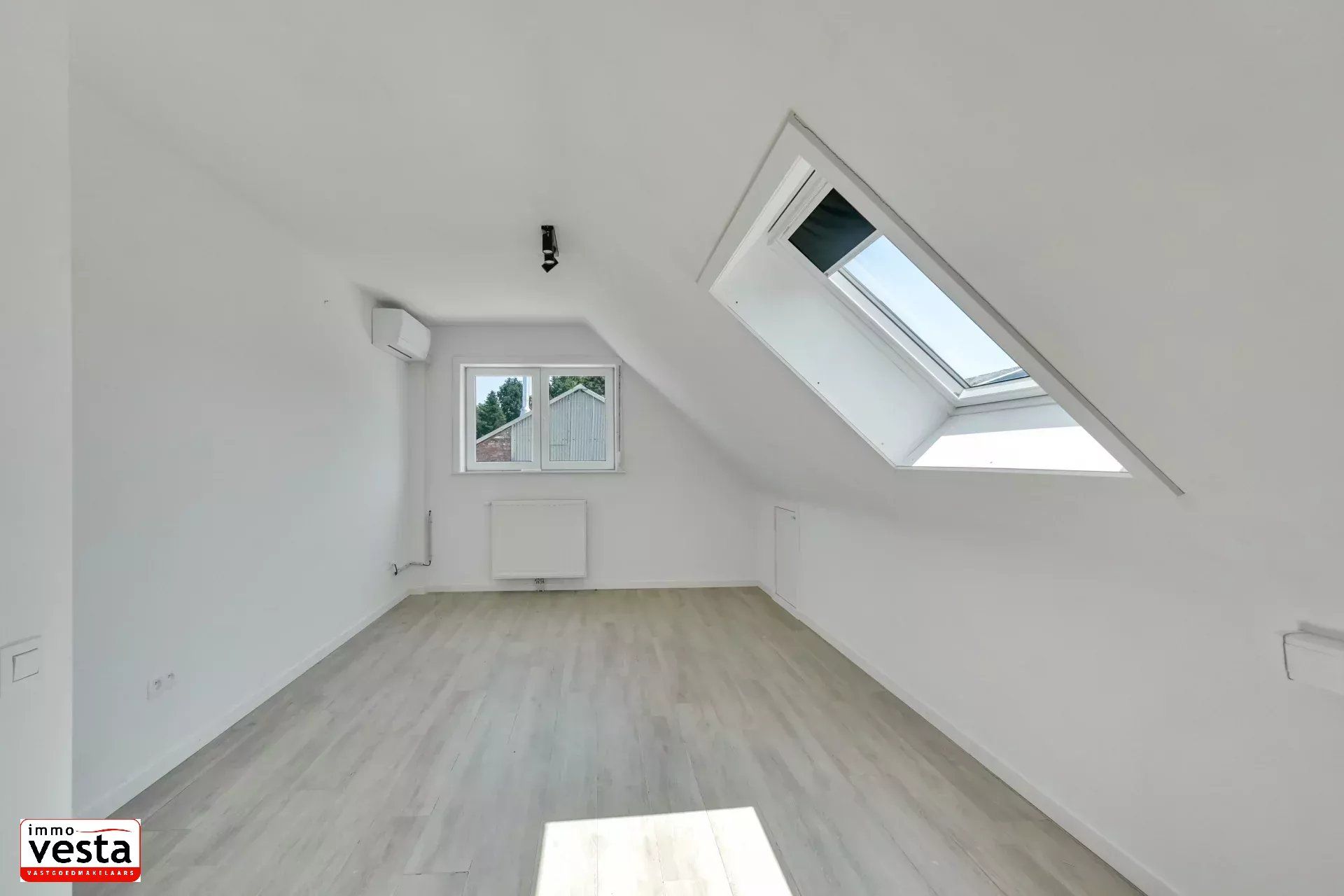 Ruime , landelijk gelegen woning met loods foto 15