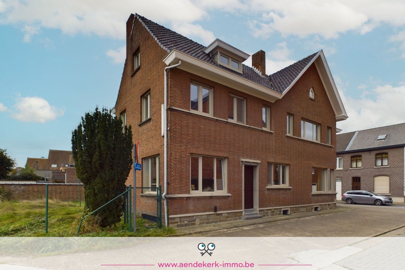 Op te frissen ruime woning met 5 slaapkamers in het centrum van Bree foto {{pictureIndex}}