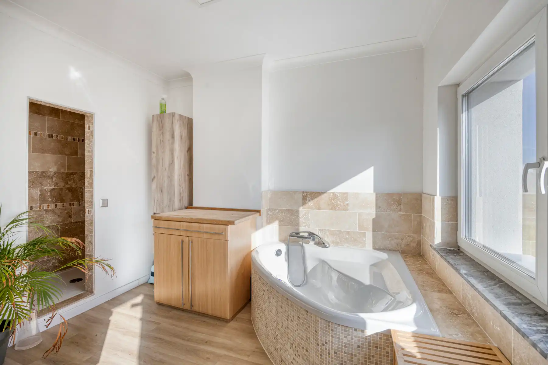 Gerenoveerde woning met 6 slaapkamers foto 13