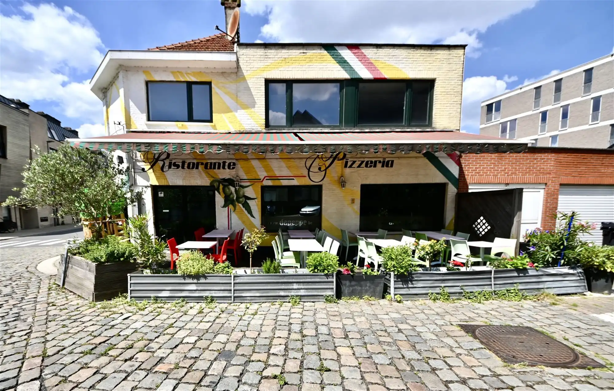 Handelspand met restaurant en appartement foto 2