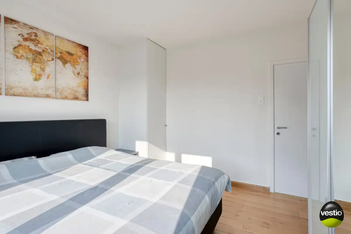 Centraal gelegen gerenoveerd 2-slaapkamerappartement met afsluitbare garagebox. foto 10