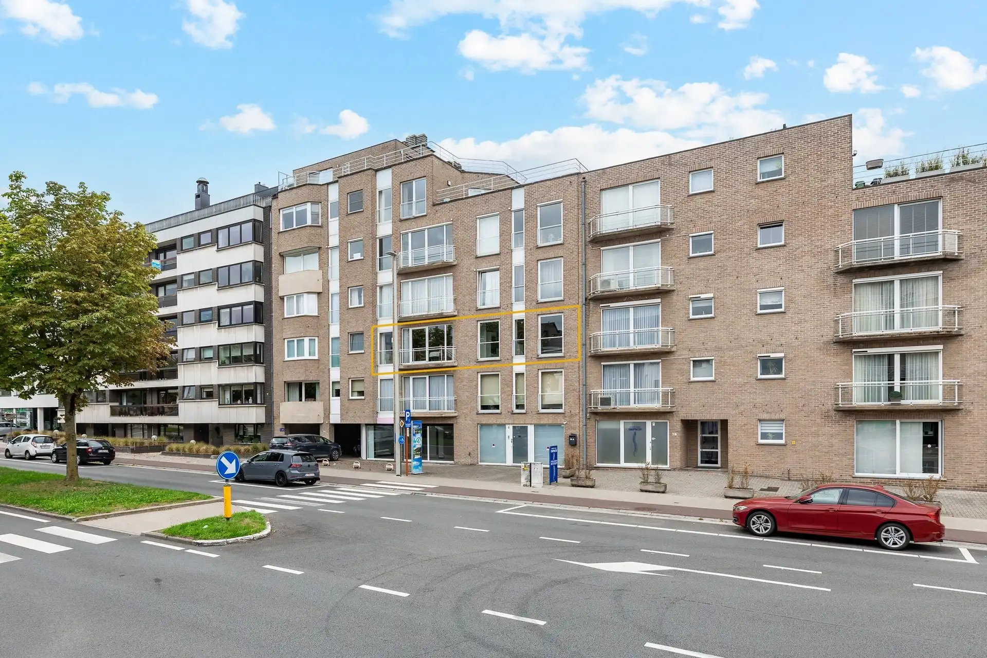 Exclusief en bijzonder ruim appartement van 183 m² met zuidgericht terras en uniek zicht op het groen, op wandelafstand van het stadspark en centrum van Aalst foto {{pictureIndex}}
