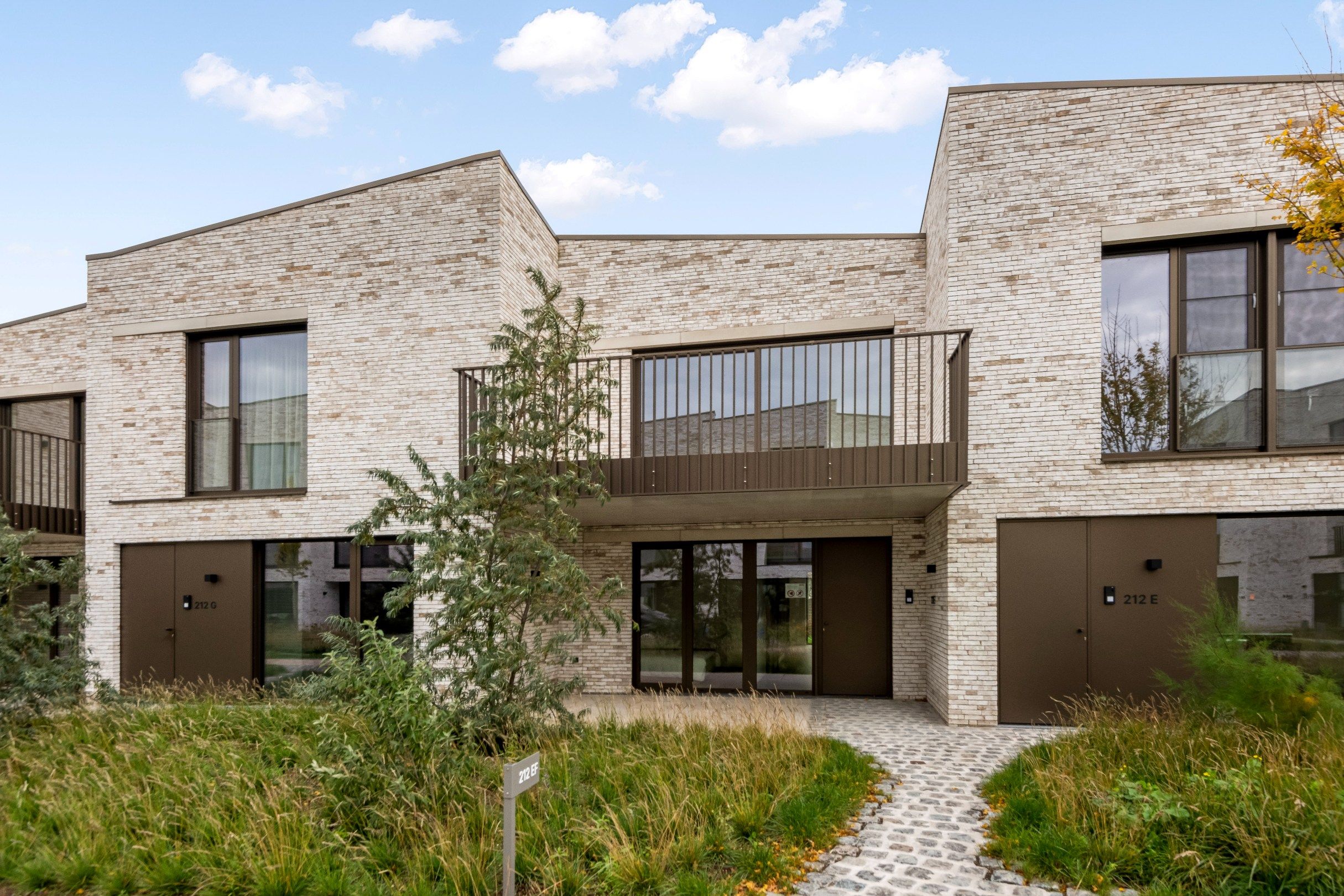 Moderne nieuwbouwwoning met ruime terrassen en ondergrondse dubbele garagebox foto {{pictureIndex}}