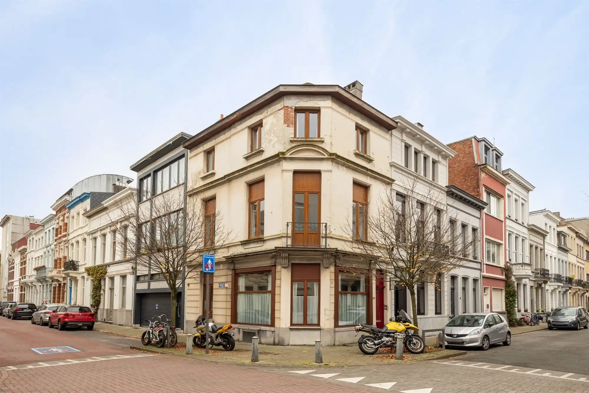 Lichtrijke eengezinswoning nabij Dageraadplaats foto {{pictureIndex}}