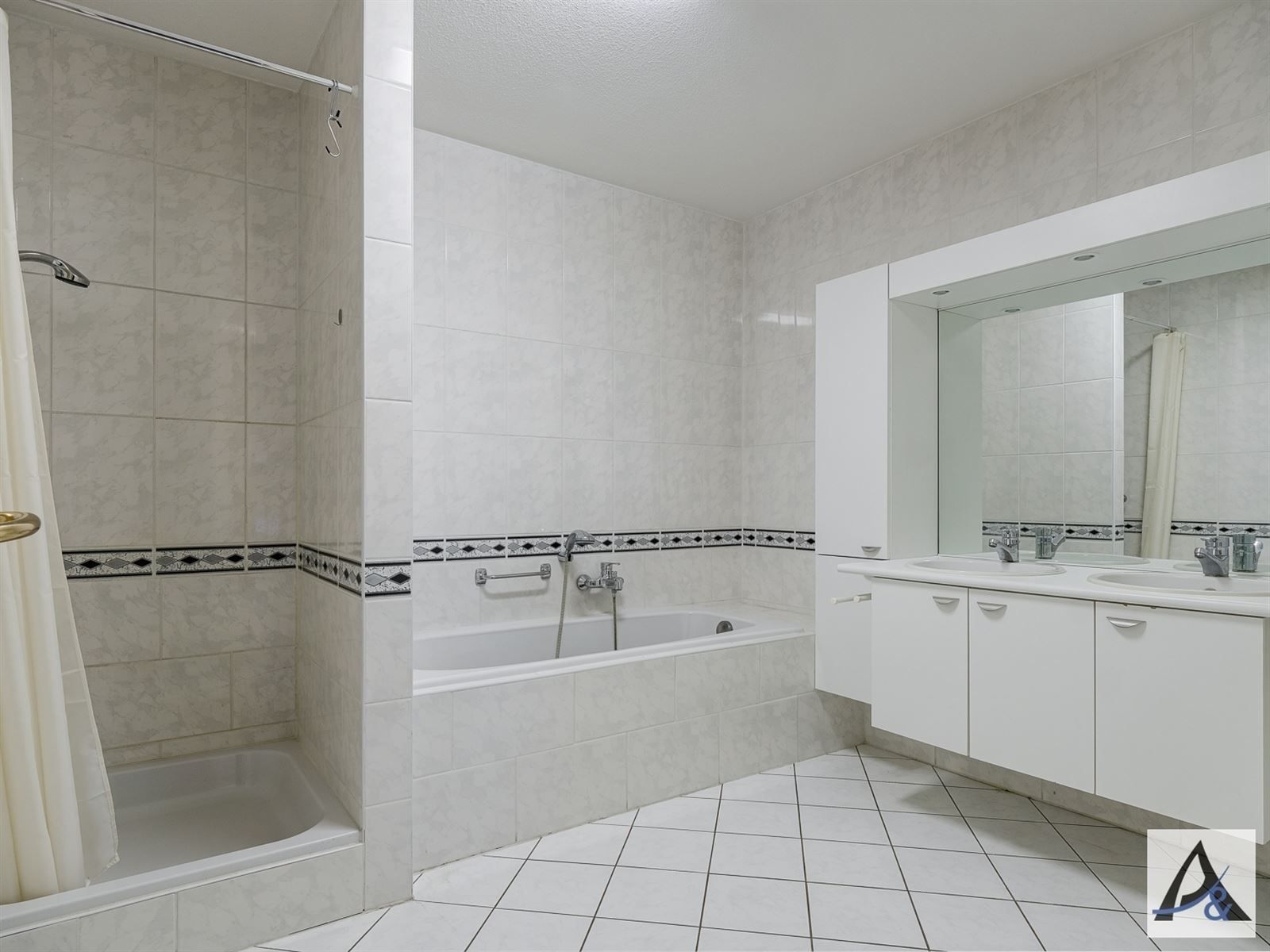Ruim appartement met twee staanplaatsen in centrum Bilzen! foto 15
