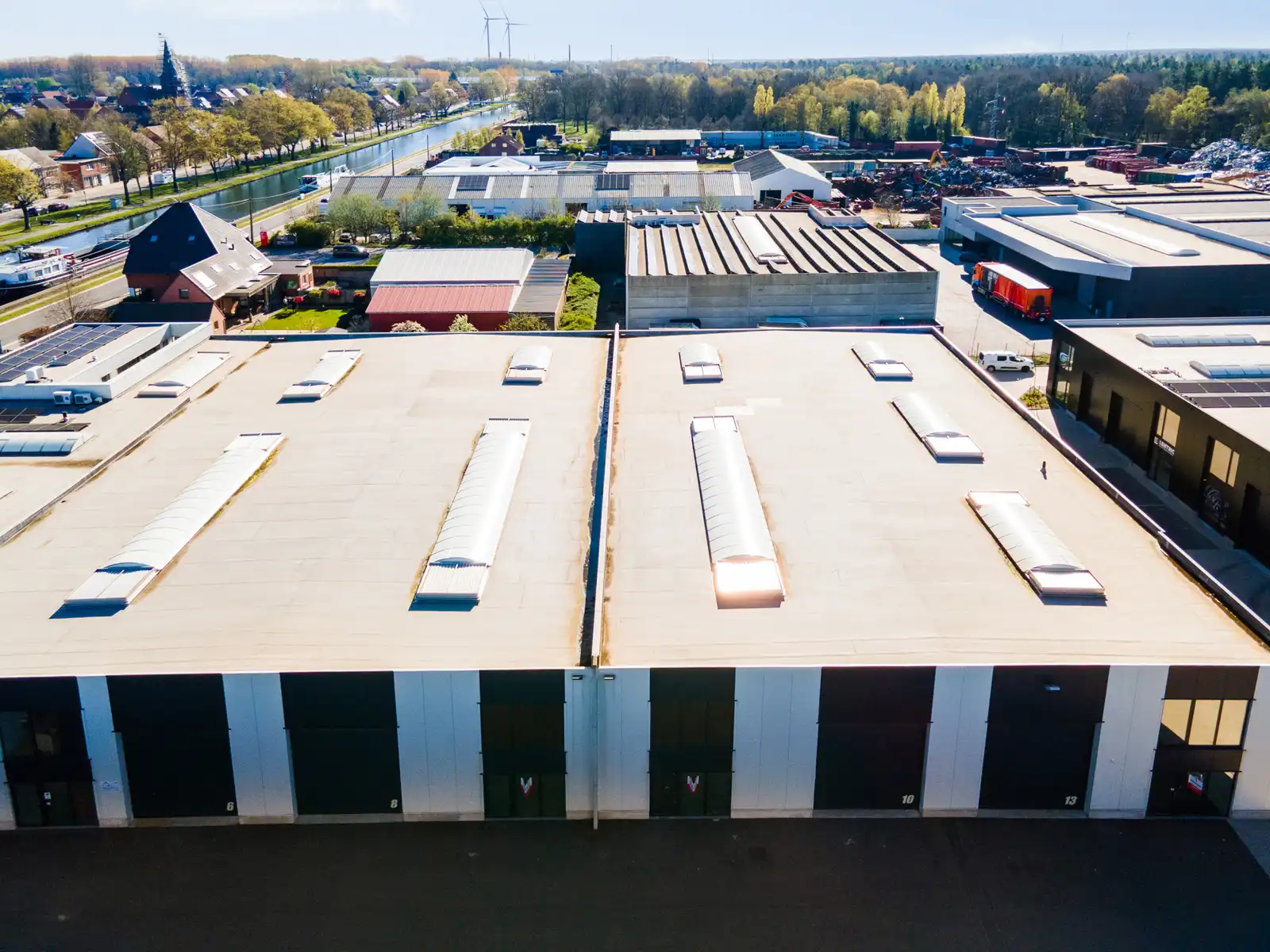 KMO Unit van 210m²+63m² verdieping+ 2pp foto 7