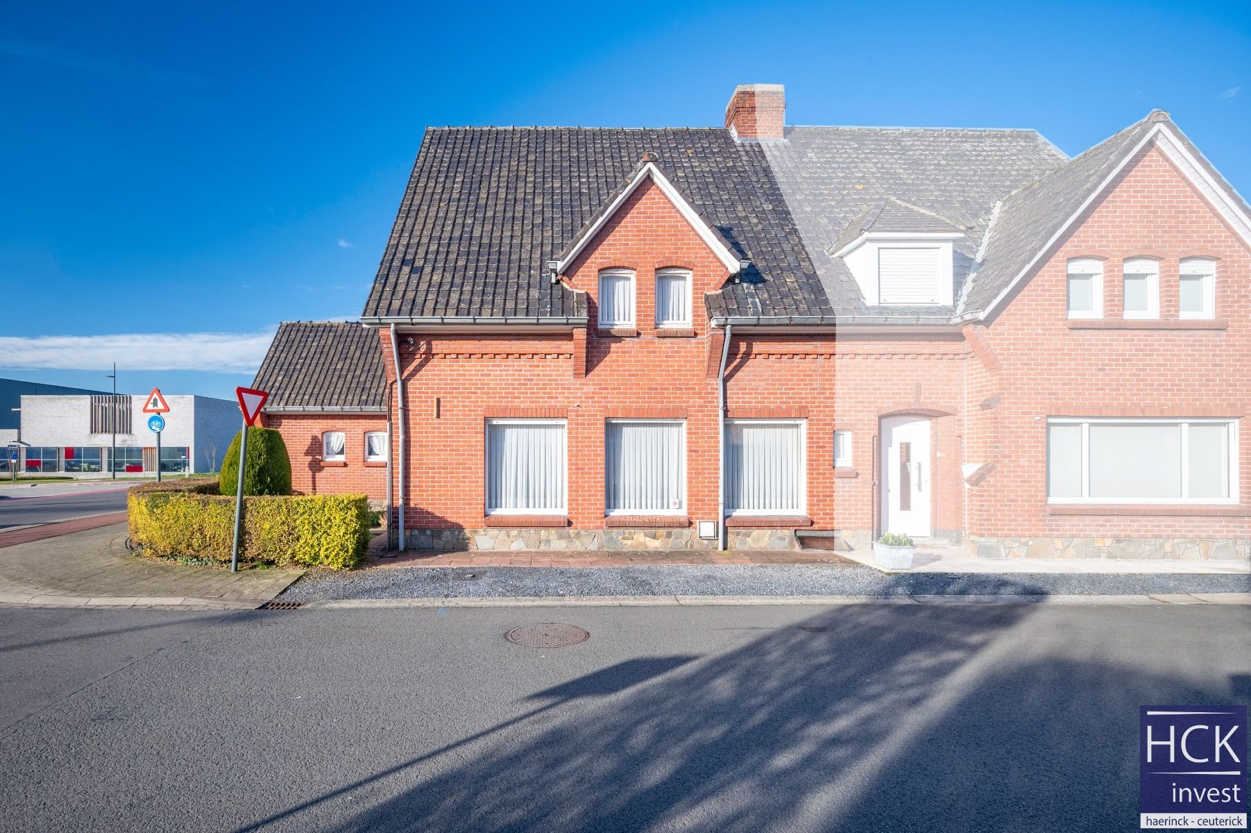 WAREGEM - Knappe hoekwoning in mooie bouwstijl op gunstige ligging! foto 2