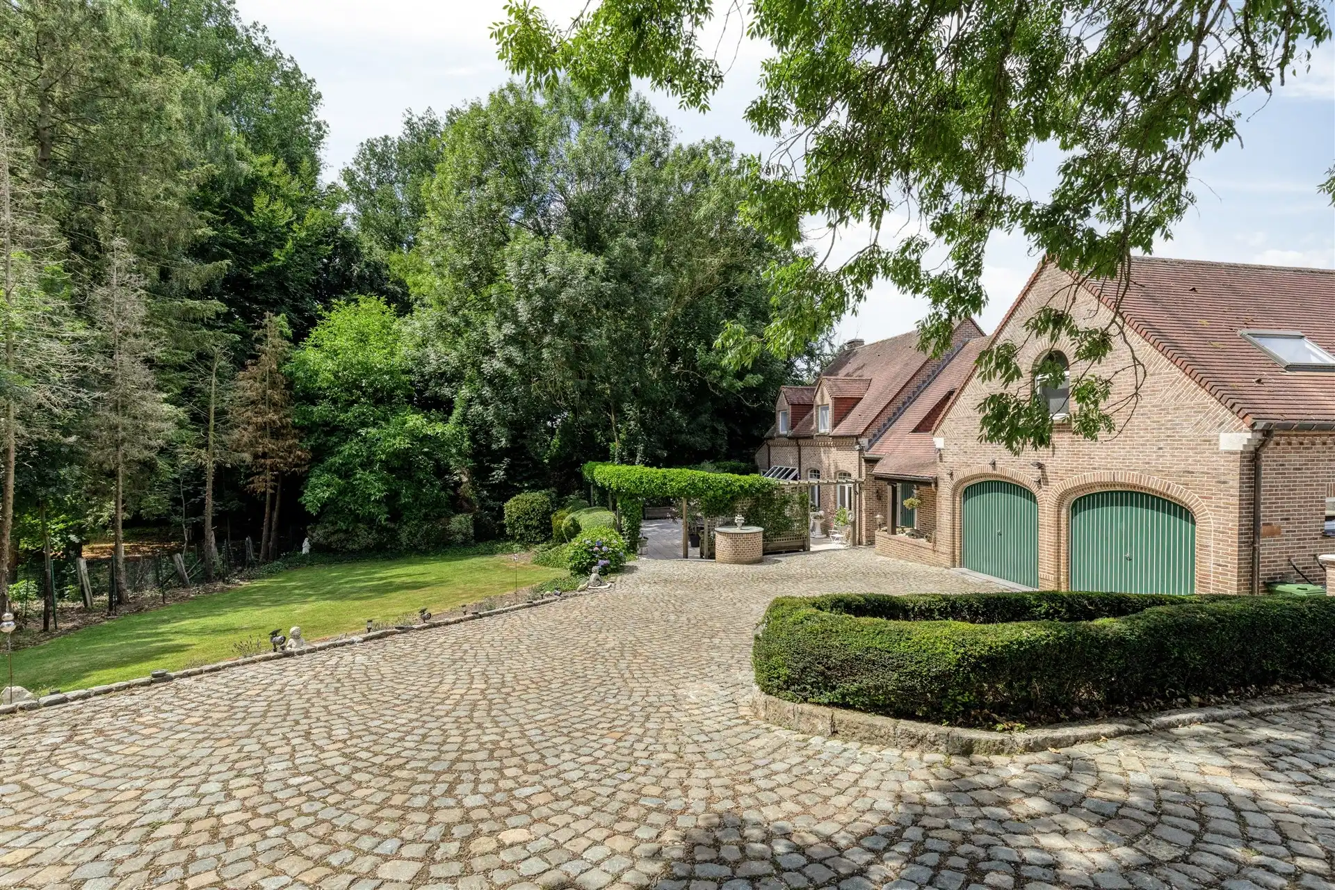 Exclusief gelegen villa op 3.970 m² in Sint-Lievens-Houtem foto 2