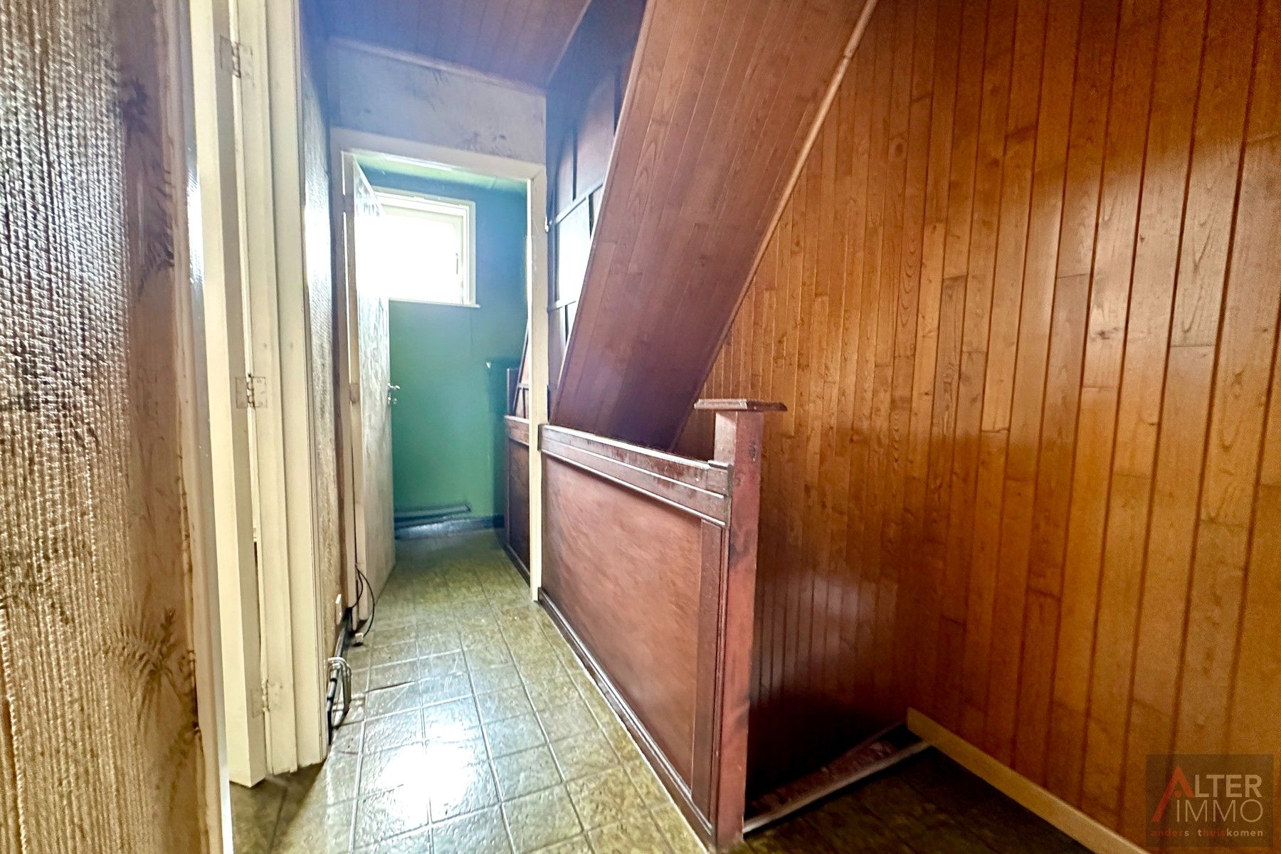 Te renoveren woning uit 1949 met achterbouw en garage op een hoekperceel van 5a 24ca. Deze open bebouwing ligt in een residentiële buurt. foto 5