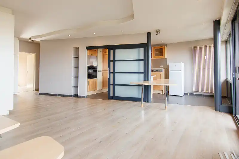 LICHT OP TE FRISSEN 2-SLAAPKAMERAPPARTEMENT MET GEMEENSCHAPPELIJKE PARKEERPLAATSEN VOOR BEWONERS OP TOPLOCATIE BINNEN DE KLEINE RING! foto 5