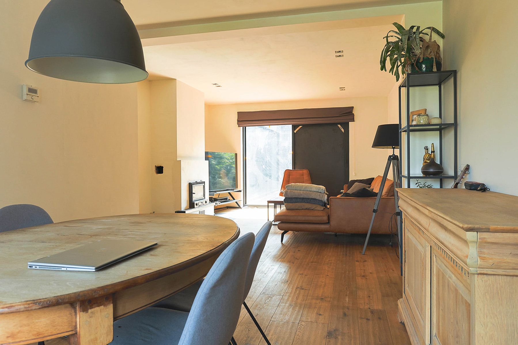 Instapklare woning met nieuwe aanbouw, 3 slks. en tuin foto 5