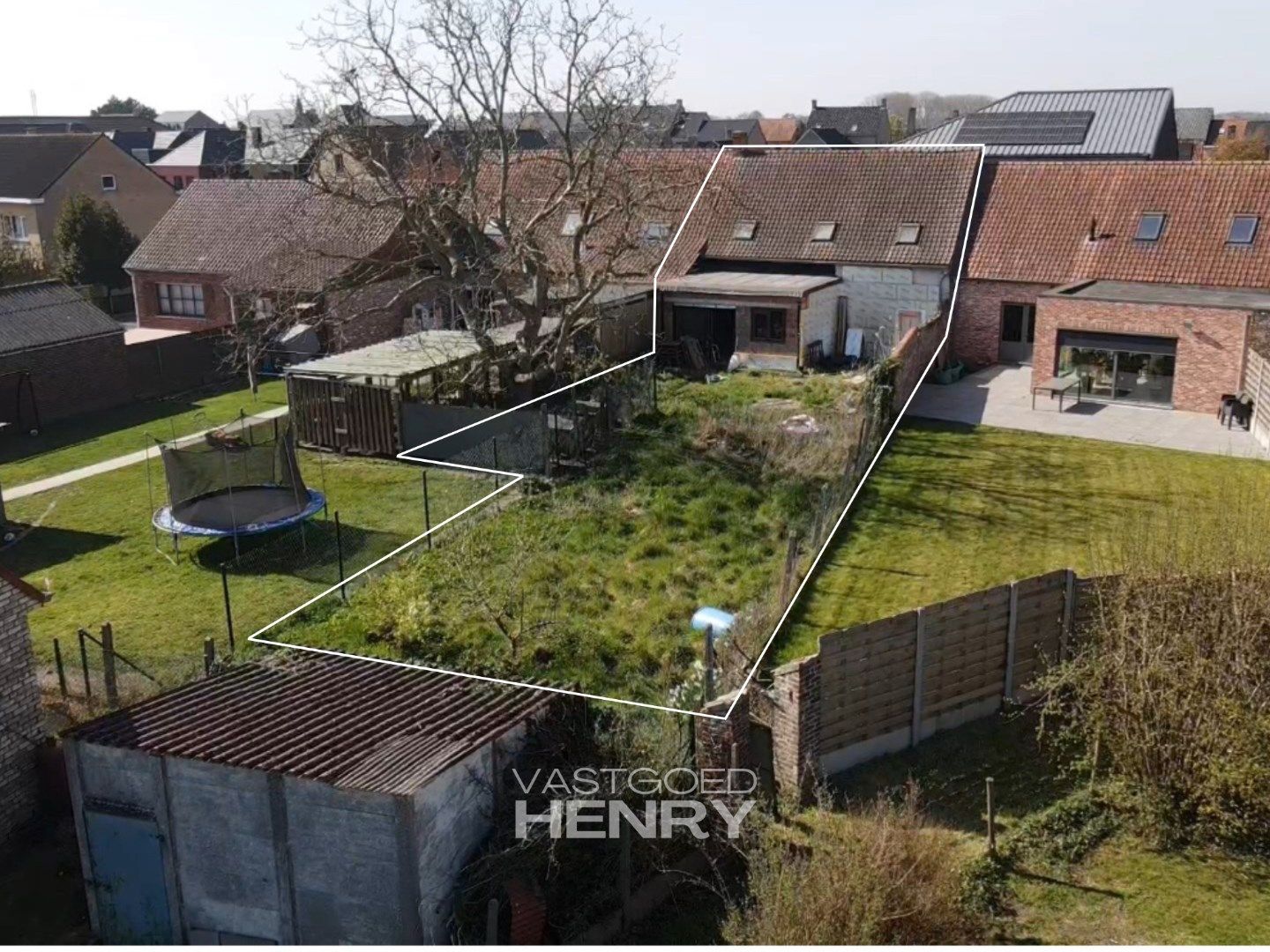 Verder af te werken vier slaapkamer woning met tuin en garage  foto 3