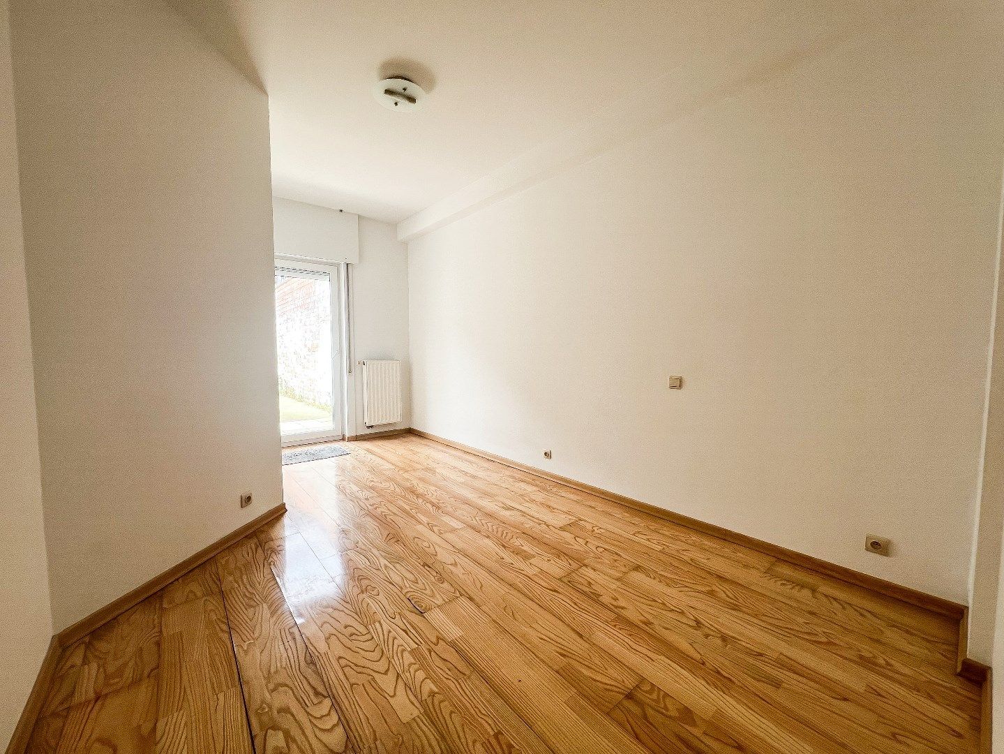  Ongemeubeld app. met parking gelegen op de Parmentierlaan in het centrum Knokke. foto 13