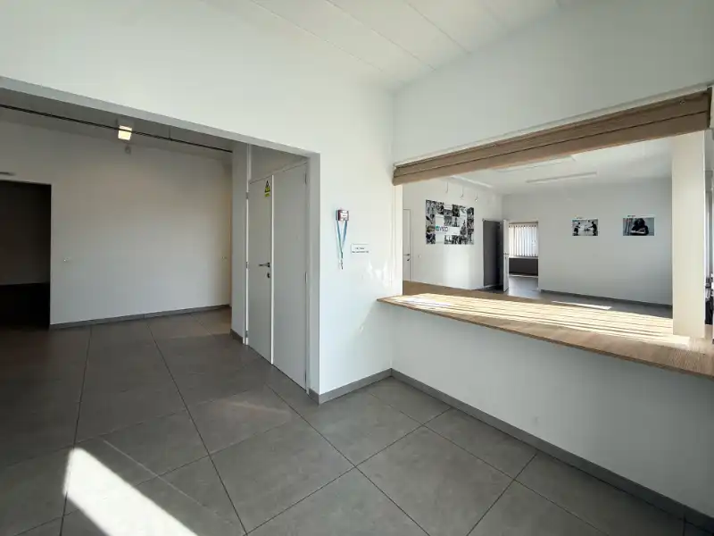 GENK: Bedrijfsgebouw met magazijn, atelier, kantoren en appartement foto 13