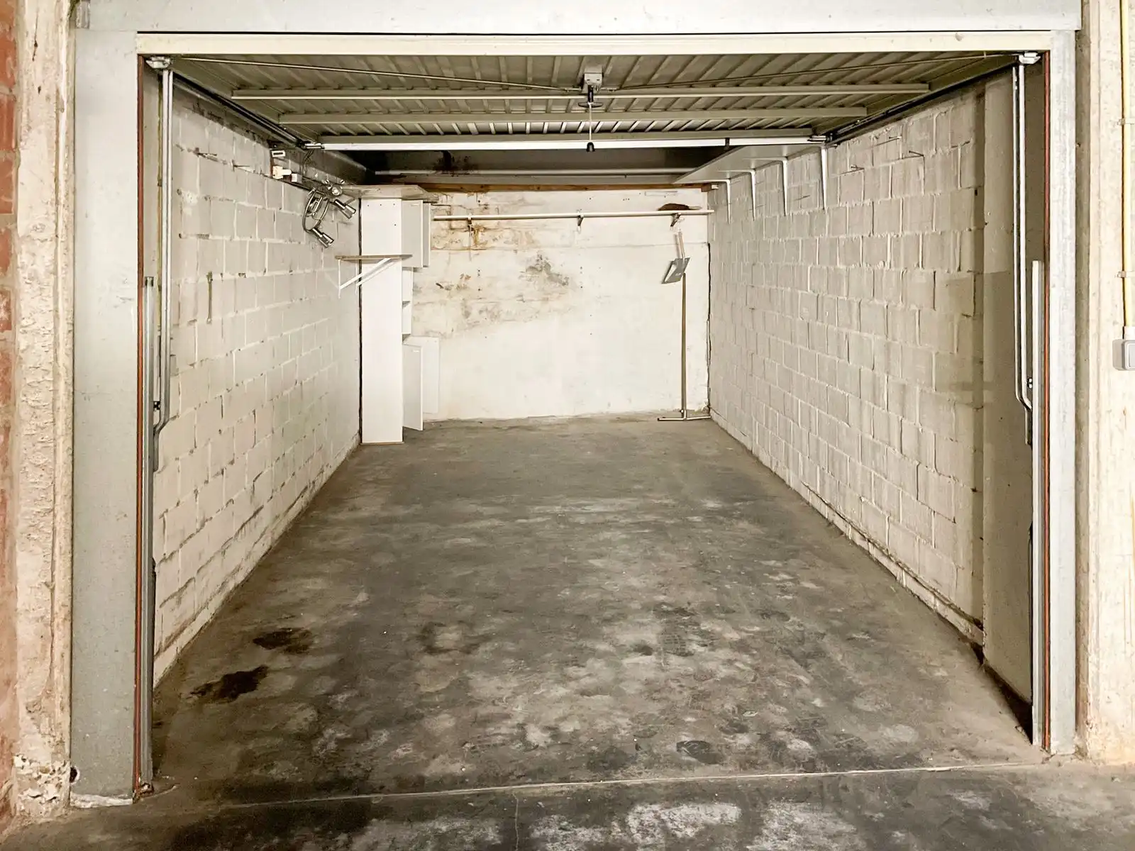 Vlot toegankelijke garagebox vlakbij zeedijk en strand foto 4