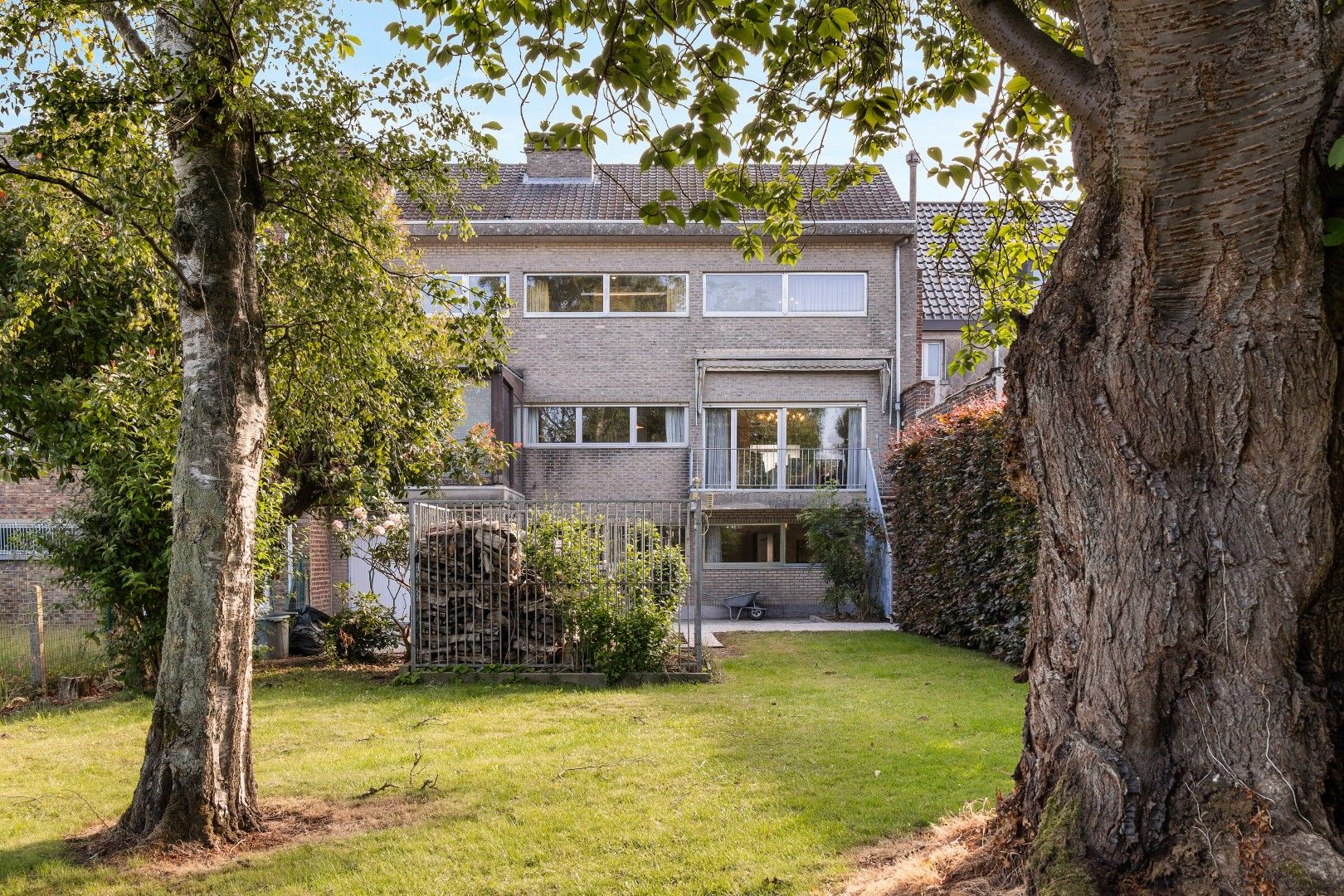Karaktervolle voormalige dokterswoning met praktijkruimte, lift, dubbele garage, 5 SLPK. en grote tuin foto 3