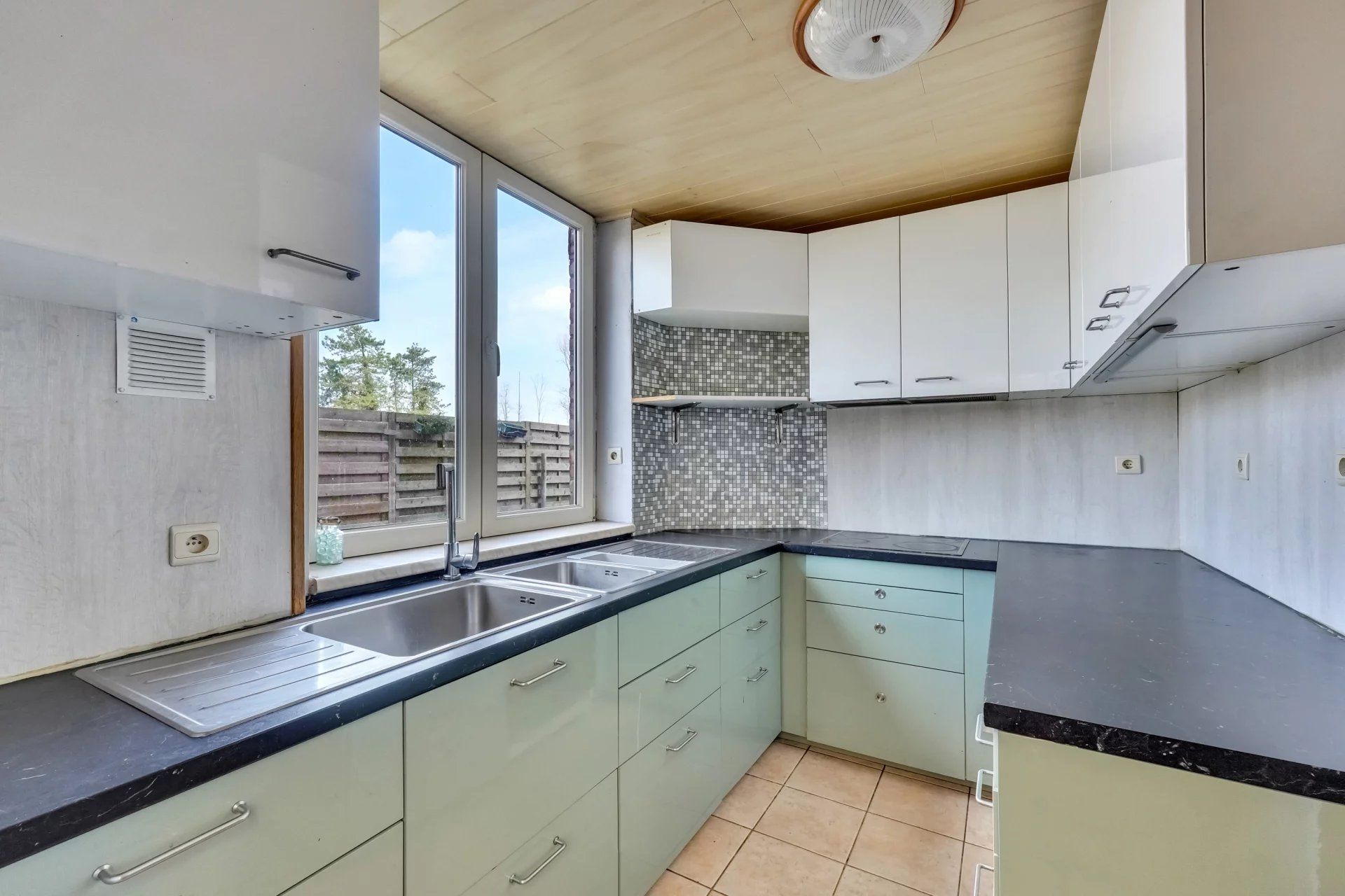 Ruime, op te knappen woning aan de stadsrand foto 10