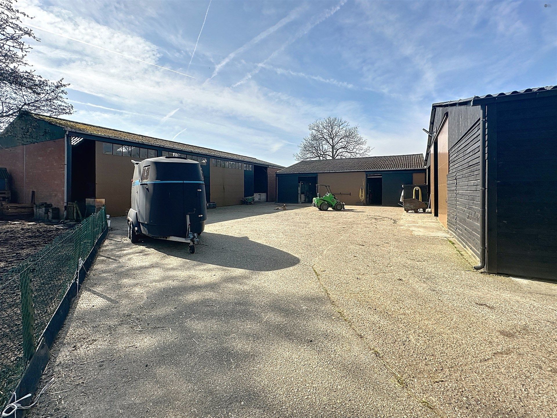 PRACHTIG GELEGEN HOEVE met bijgebouw, paardenstallen, binnenpiste en weiden op 18.385m² foto 7