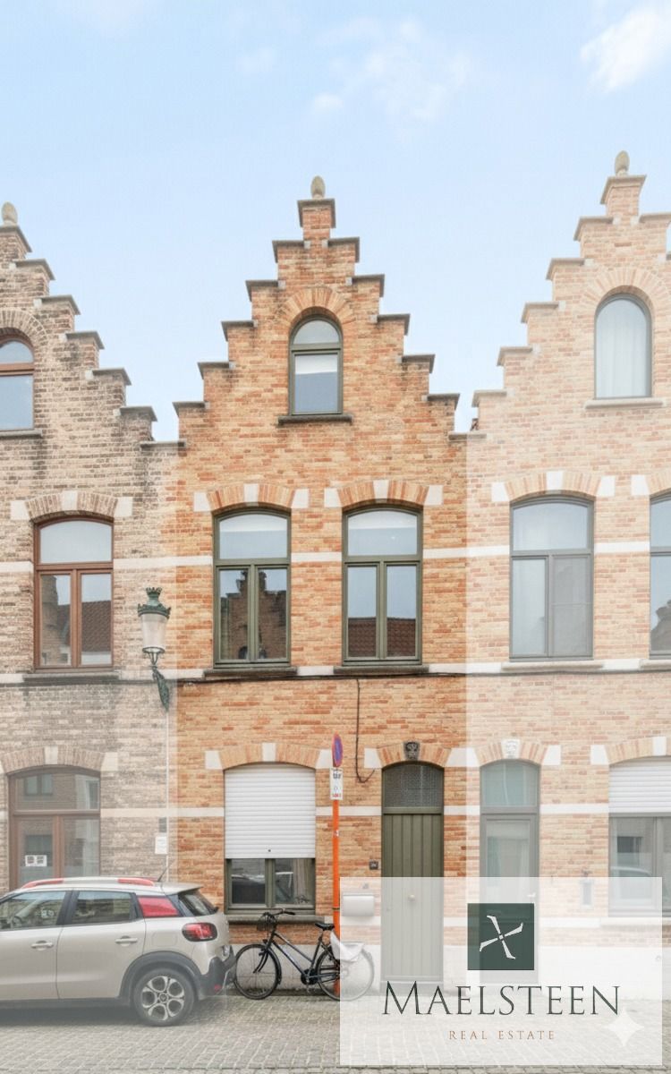 Instapklare trapgevelwoning, gelegen in Brugge centrum foto {{pictureIndex}}