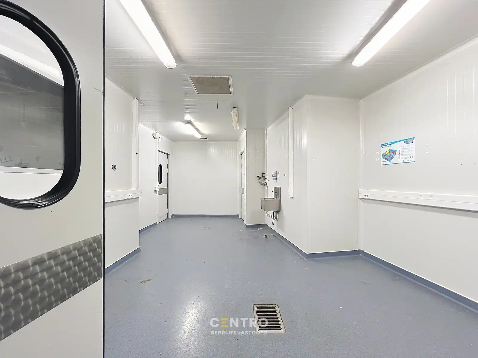 Multifunctioneel bedrijfspand (binnenrecreatie, toonzaal, winkel, opslag,...) van 782m² met 40 parkeerplaatsen op eigen terrein te Bavikhove (Harelbeke). foto 22