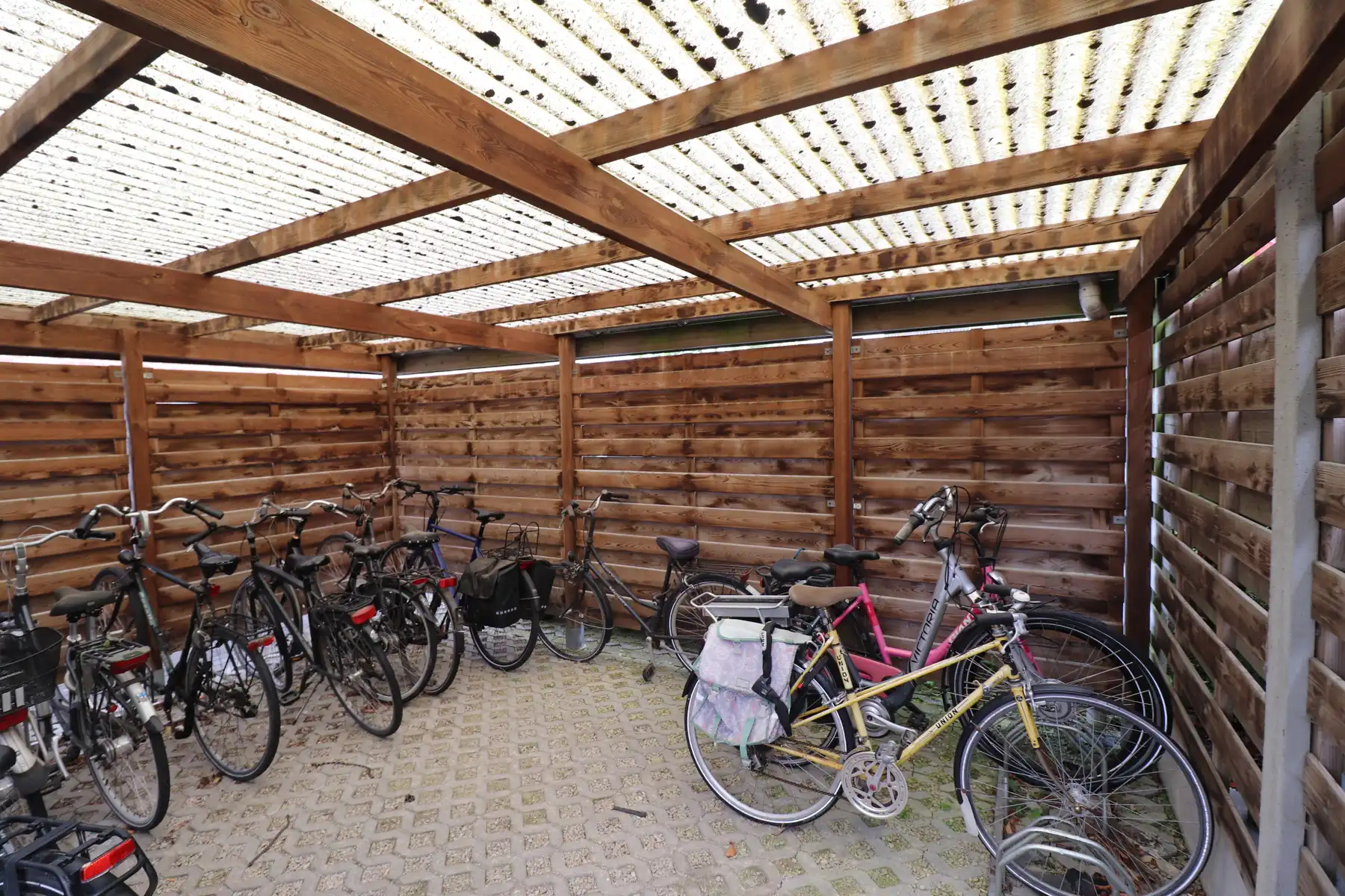Appartement op de tweede verdieping achteraan met 1 slaapkamer, terras, autostaanplaats en lift in het gebouw. foto 9