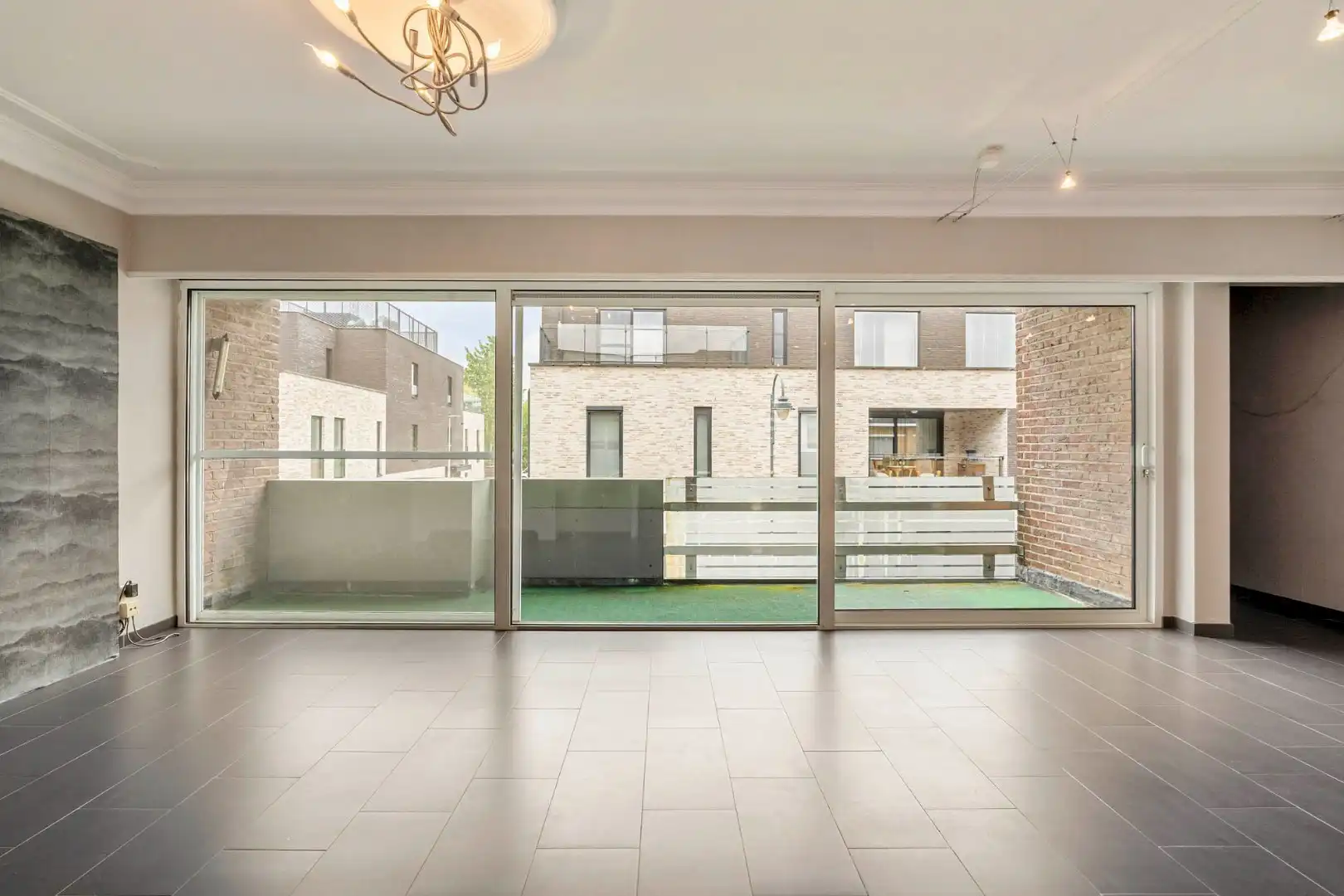Comfortabel, zeer ruim appartement met 4 slaapkamers, terras en garage in het centrum van Neeroeteren!  foto 10