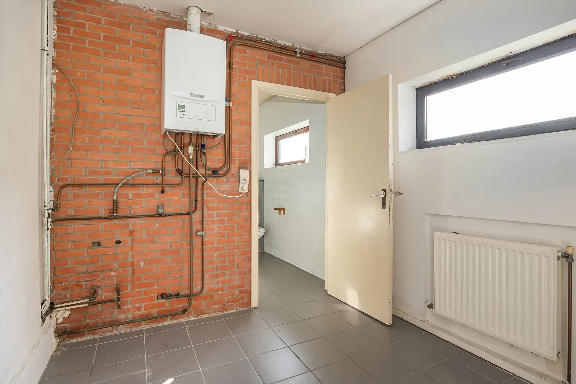 Volledig te renoveren woning met 3 slaapkamers en grote tuin foto 2