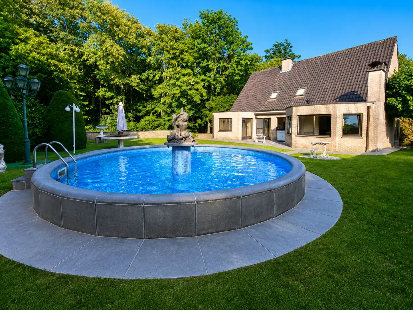 Exclusieve villa in pittoresk Roborst met vrij uitzicht op een bosgebied, zwembad en 4 garages.  foto 4