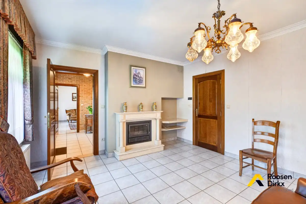Vrijstaande en degelijke gezinswoning met 300m² bewoonbare oppervlakte en mogelijk 5 slaapkamers op perceel van 974m² foto 9