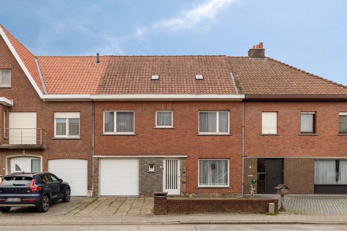 Hoofdfoto van de publicatie: Te renoveren woning met 4 slaapkamers en garage!