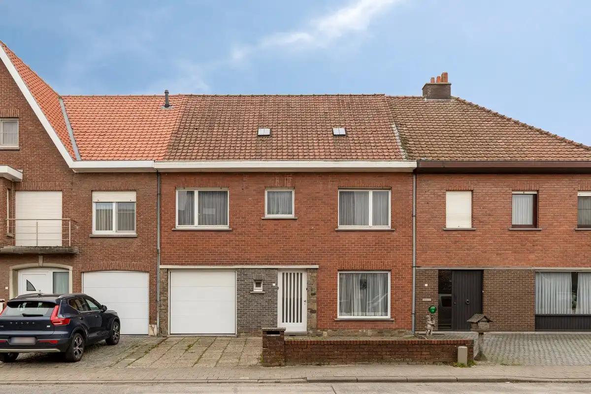Hoofdfoto van de publicatie: Te renoveren woning met 4 slaapkamers en garage!