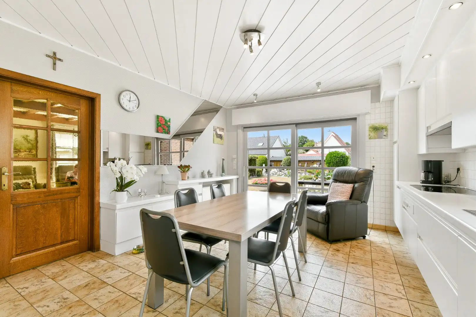 Alleenstaande villa op ruim perceel van 854 m2 in rustige woonwijk te Gistel foto 9