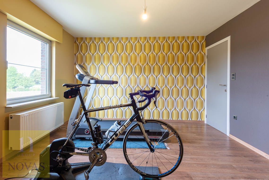 Ruime instapklare woning met 4 tot 5 slaapkamers, zonnepanelen, airco, inpandige garage en buitenstaanplaatsen foto 25