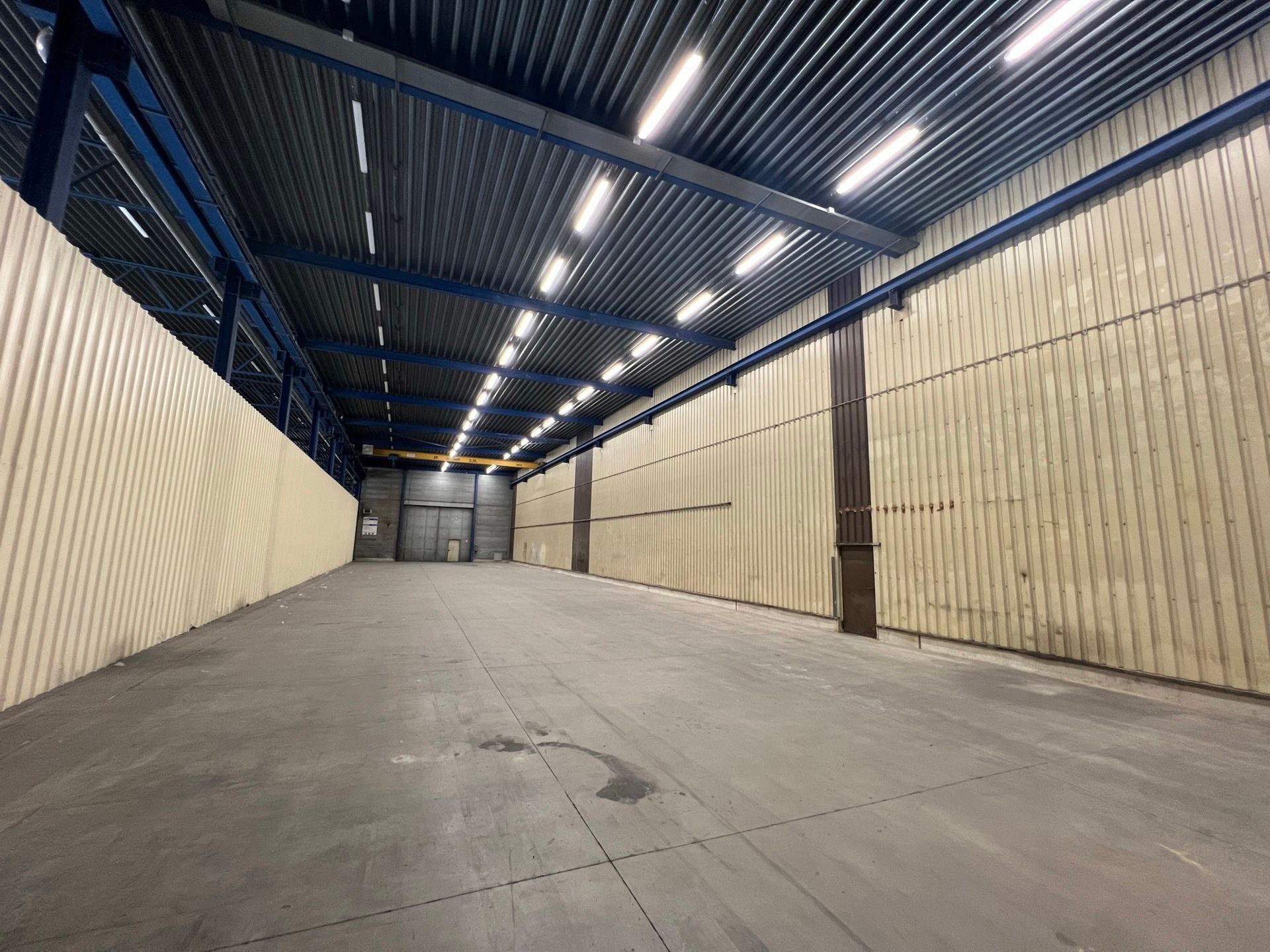 BEDRIJFSGEBOUW MET VERHARD BUITENTERREIN foto 8