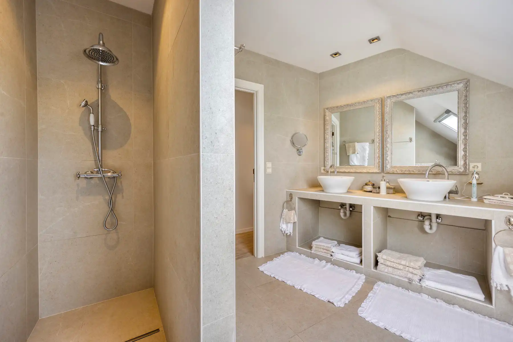 Luxueus en ruim 4 slaapkamerappartement op centrale ligging foto 20