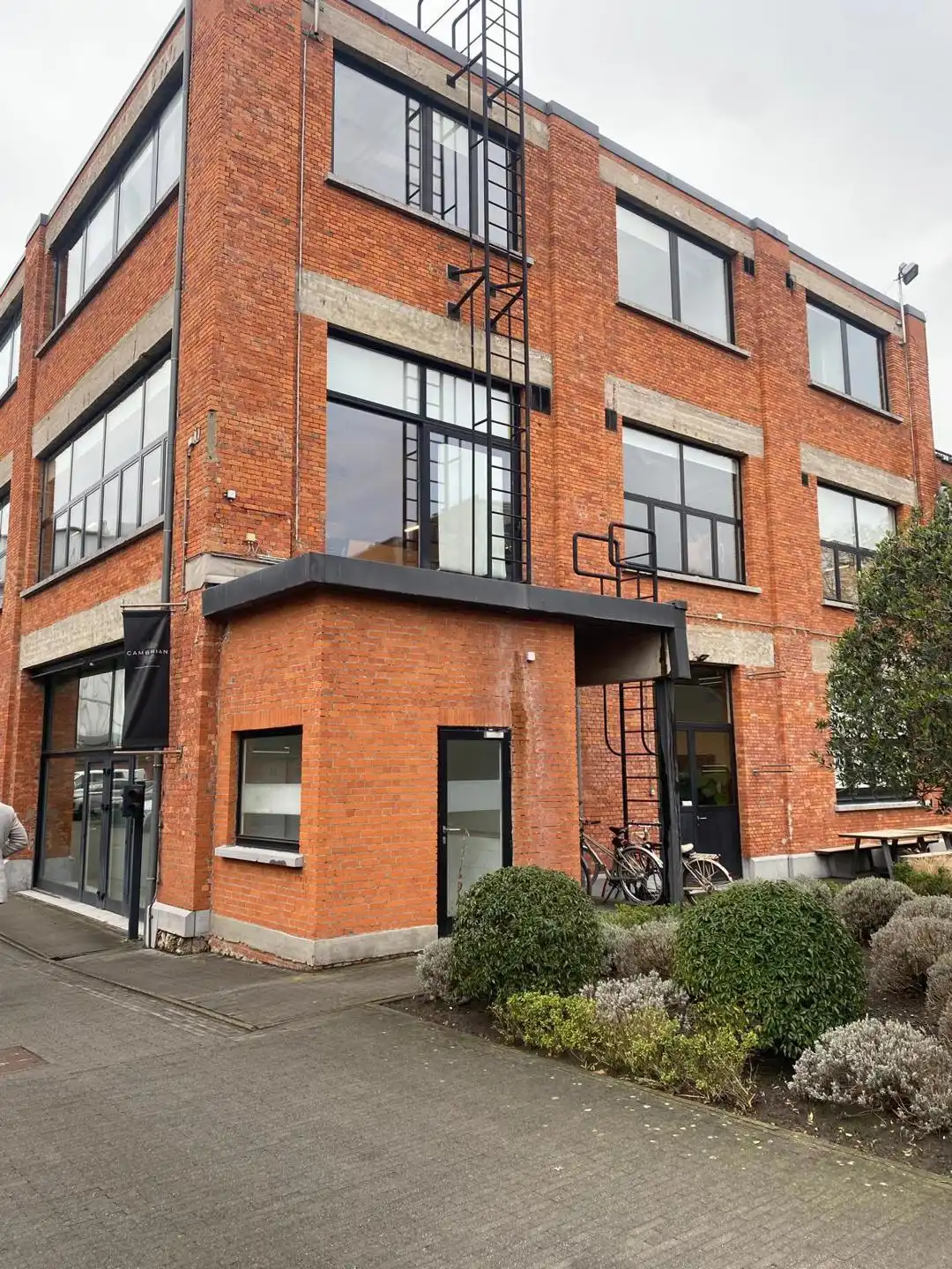 Kantoorruimte 686m² te huur in voormalige  Minerva Motors'-fabriek.  foto 9