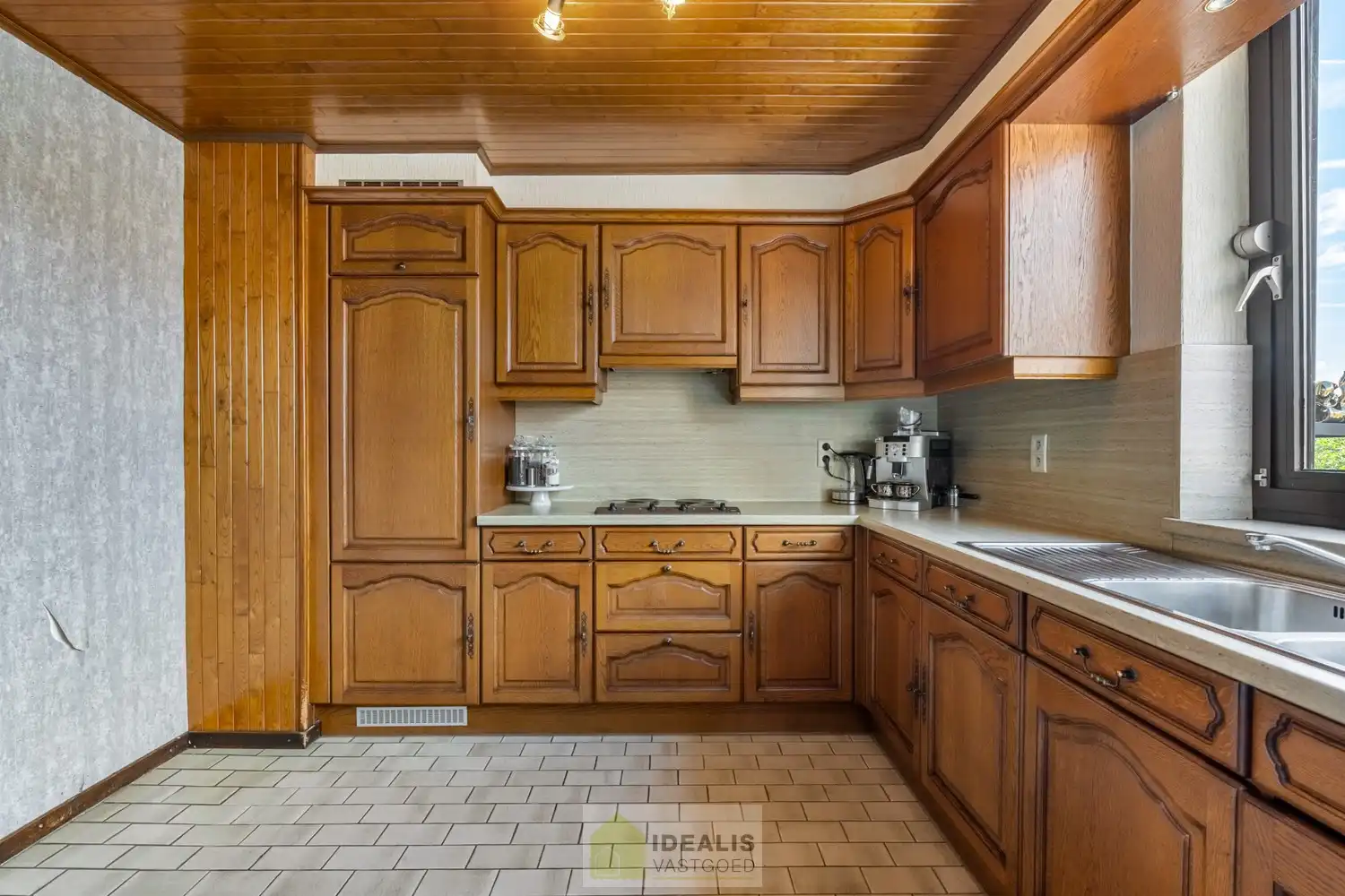 IDEALIS VASTGOED – CENTRAAL, DOCH ZEER RUSTIG GELEGEN 3-SLPKMR APPARTEMENT IN HET CENTRUM VAN HEPPEN (LEOPOLDSBURG)! – Correct onderhouden appartement van ca. 100m² op de tweede verdieping met een aangename leefruimte met aansluitend keuken, 3 slaapkamers, bergruimte en badkamer. Het appartement beschikt tevens over een privatieve kelder en aparte garagebox. Geschikt voor zij die zoeken naar betaalbaar wonen in het centrum van Heppen. foto 7