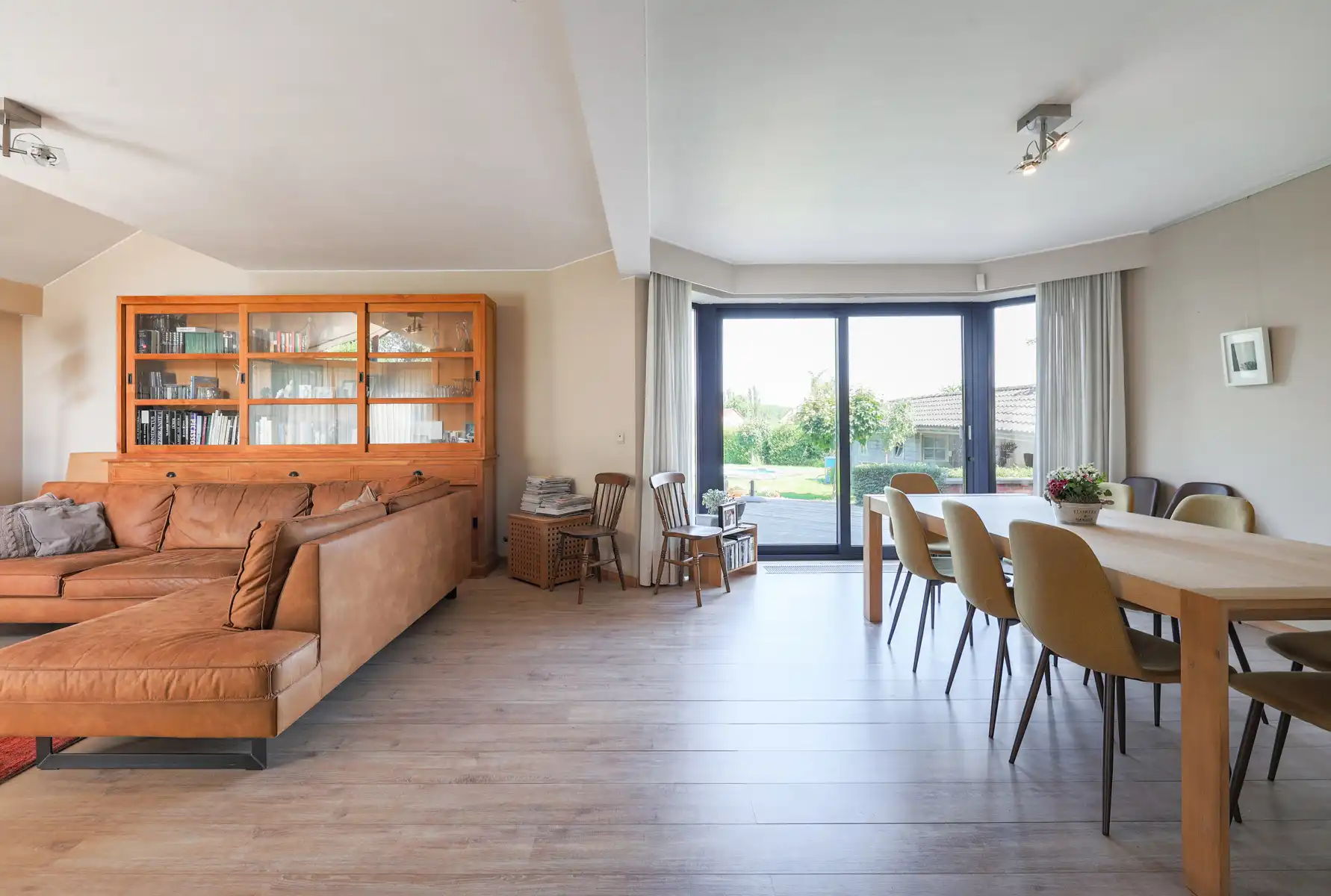Vrijstaande woning op uniek perceel met zwembad foto 6