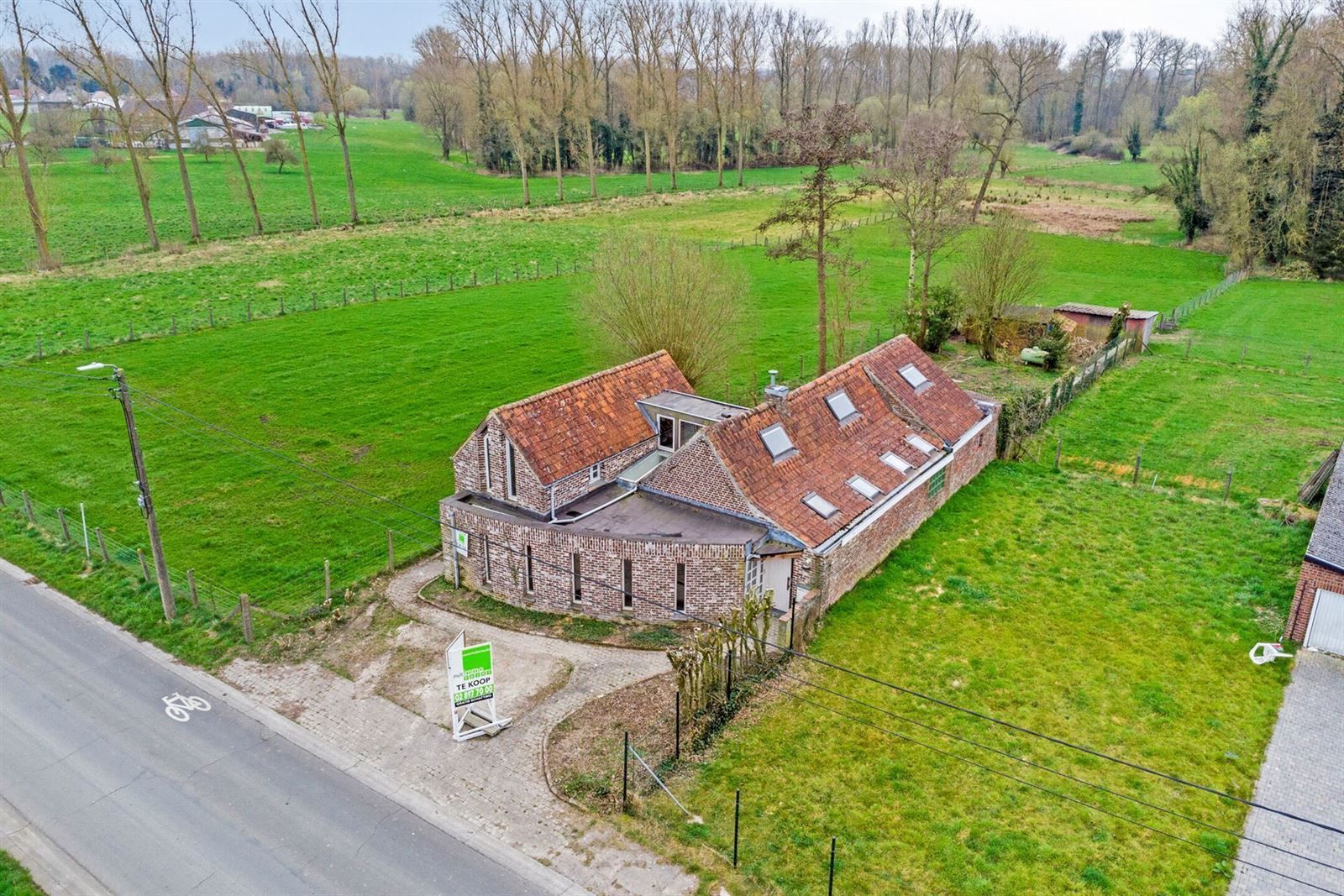 Hoofdfoto van de publicatie: Renovatieproject in prachtige groene omgeving !