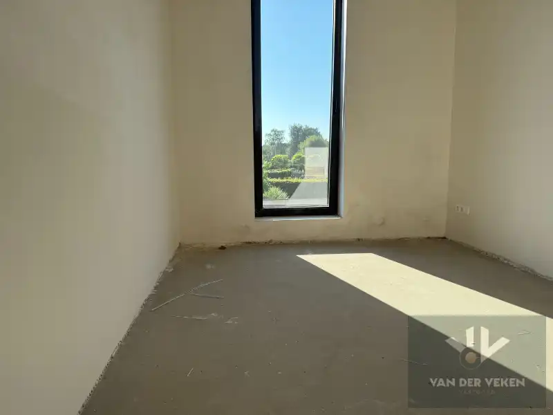 Ruime en volledig afgewerkte half open BEN-woning met 3 slaapkamers te bewonderen in het gezellige Kermt foto 11