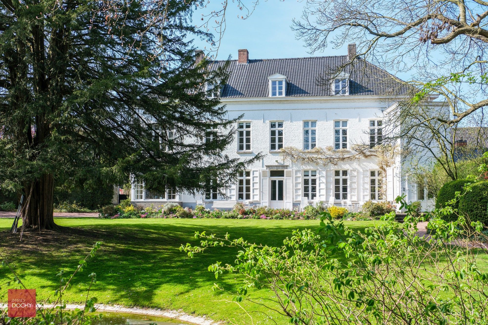 Hoofdfoto van de publicatie: Karaktervolle herenvilla op ca 7.800m² palend aan oude Scheldearm