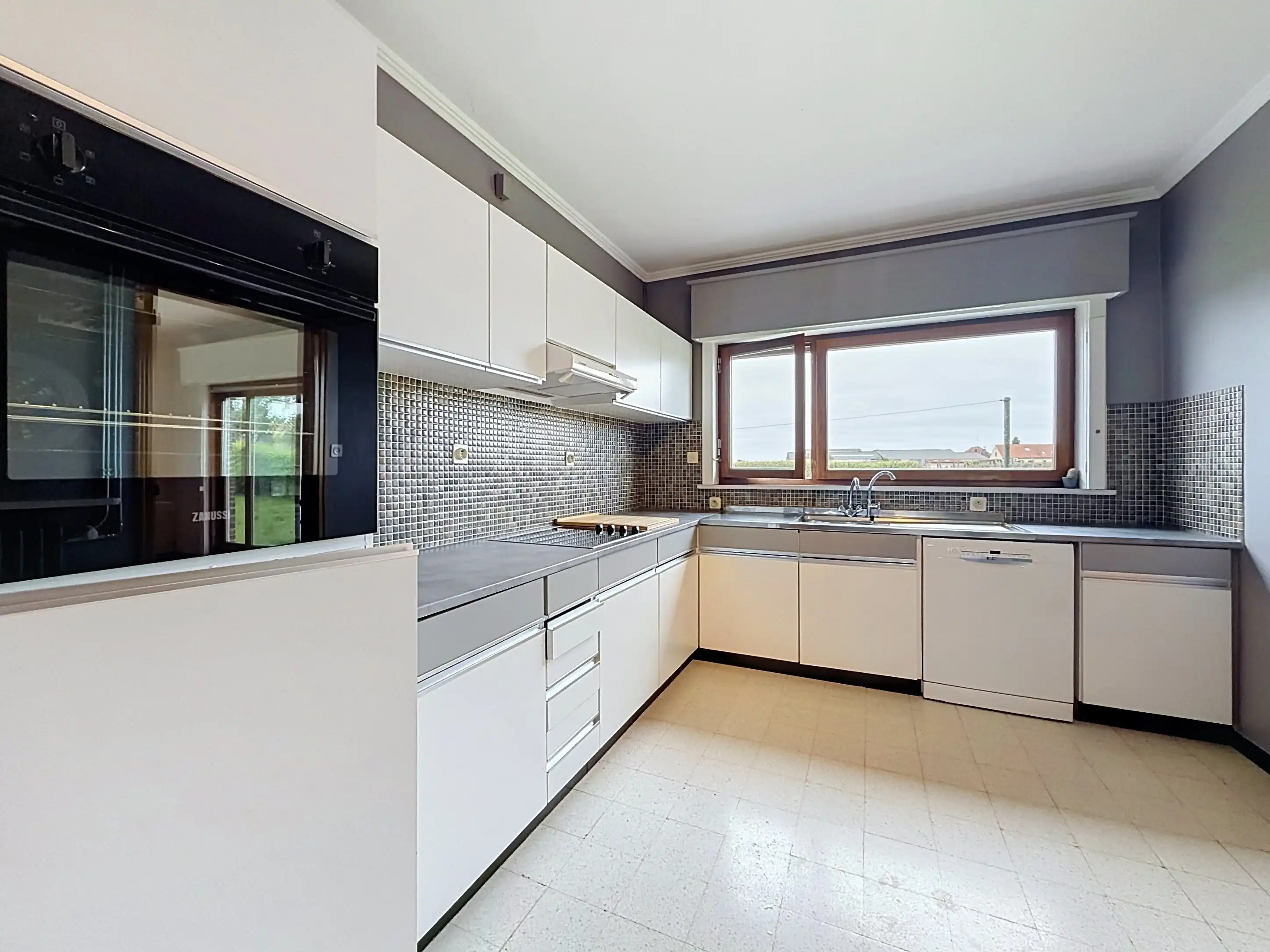 Landelijk gelegen gelijkvloerse villa te huur in Zonnebeke met 2 slaapkamers, garage, grote tuin en prachtig uitzicht! foto 8