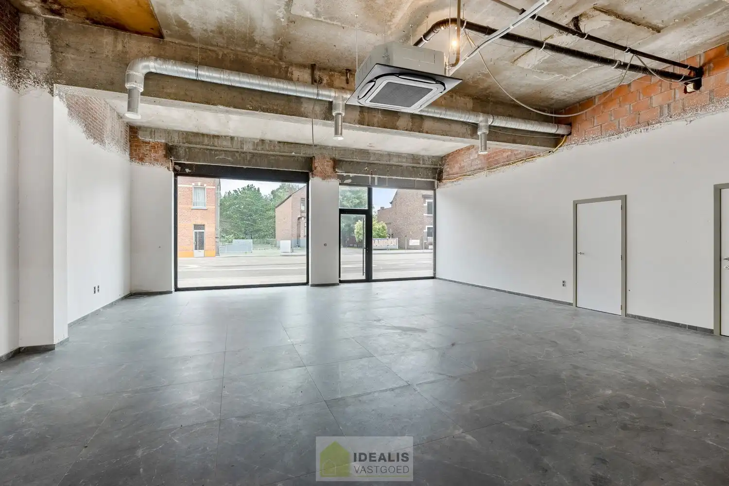 IDEALIS VASTGOED - HANDELSRUIMTE MET TAL VAN MOGELIJKHEDEN OP EEN TOPLOCATIE NABIJ HET CENTRUM VAN HEPPEN (LEOPOLDSBURG)! Dit handelspand van +- 90m² is gelegen langs de Diestersteenweg waardoor het een toplocatie is om handel te drijven met parkeergelegenheid achter het pand. Gemakkelijk te bereiken te voet, per auto én openbaar vervoer en gelegen op een absolute zichtlocatie langs een drukke doorgansweg en nog volledig naar eigen smaak af te werken en in te richten! foto 7