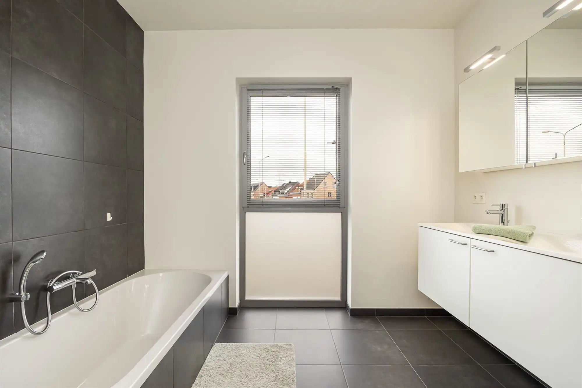 Instapklare moderne woning met 4 slpk. en tuin foto 18
