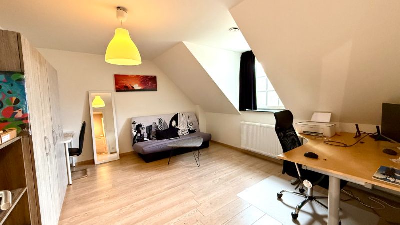 Charmante woning in fermettestijl met drie slaapkamers en mooie tuin foto 12