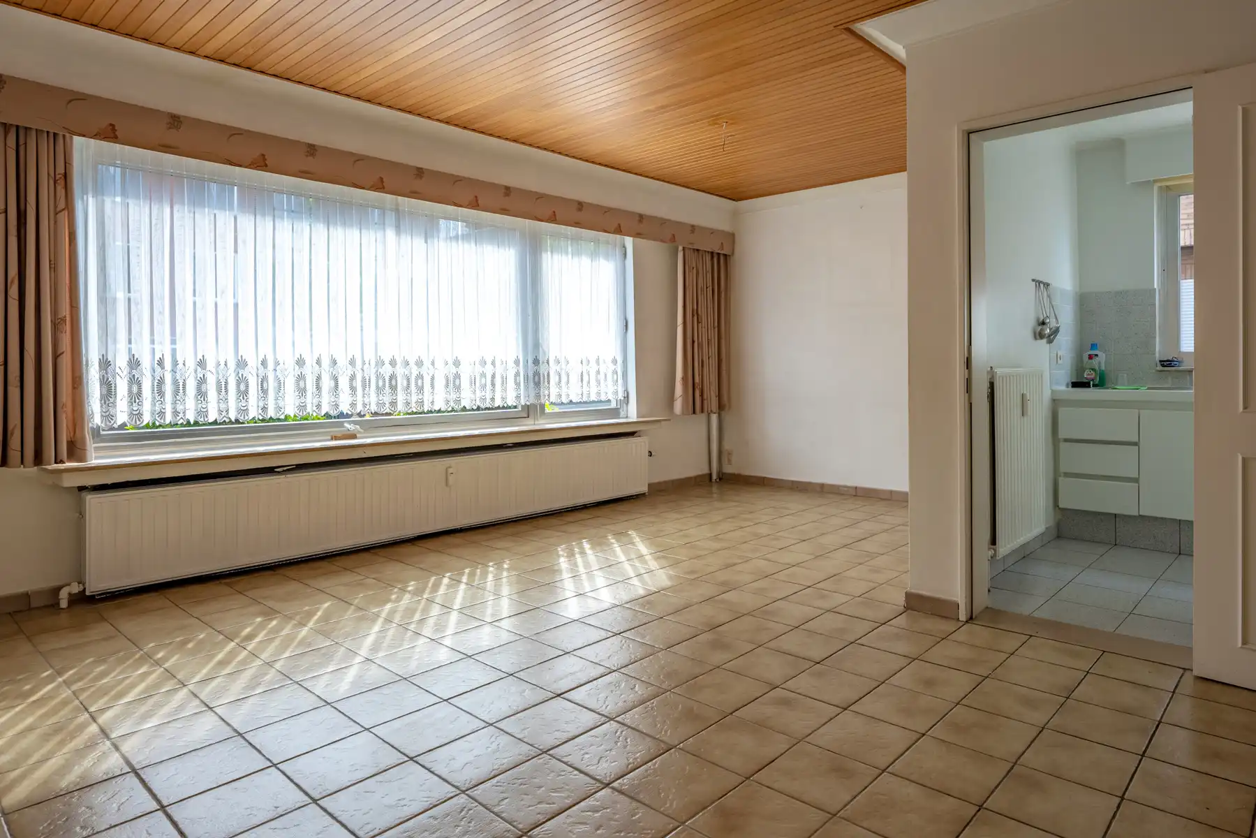 Te renoveren gelijkvloers appartement met 2 slaapkamers en garagebox! foto 4