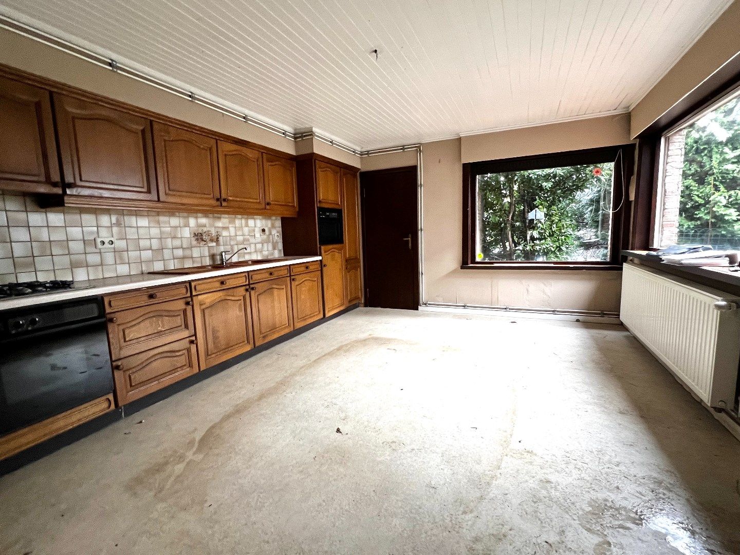 Te renoveren rijwoning met garage en tuin gelegen te Heule. foto 4